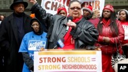 Karen Lewis (tengah), Presiden Serikat Guru Chicago, berpidato dalam demonstrasi melawan rencana penutupan 54 sekolah negeri di kota tersebut. (AP/Charles Rex Arbogast)