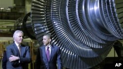 President Barack Obama and GE CEO Jeffrey Immelt visit the birthplace of the General Electric Co., to showcase a new GE deal with India and to announce a restructured presidential advisory board , Friday, Jan. 21, 2011, in Schenectady, N.Y.