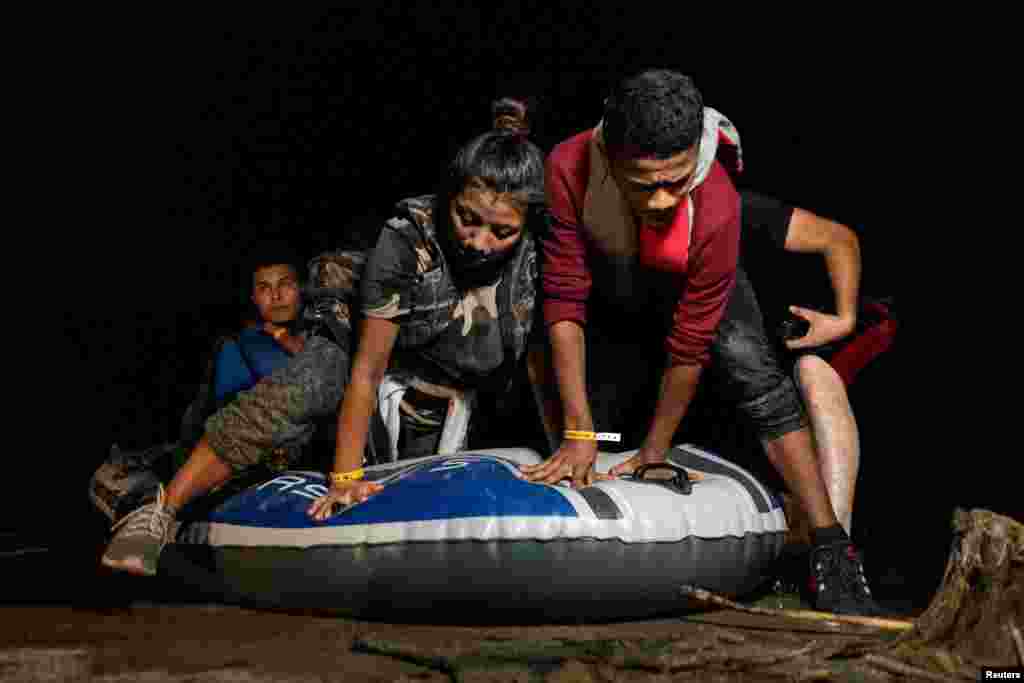 Un grupo de migrantes desembarcan en Roma, Texas, tras haber cruzado el R&#237;o Grande. 