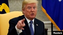 도널드 트럼프 미국 대통령이 11일 백악관 집무실에서 발언하는 모습. 