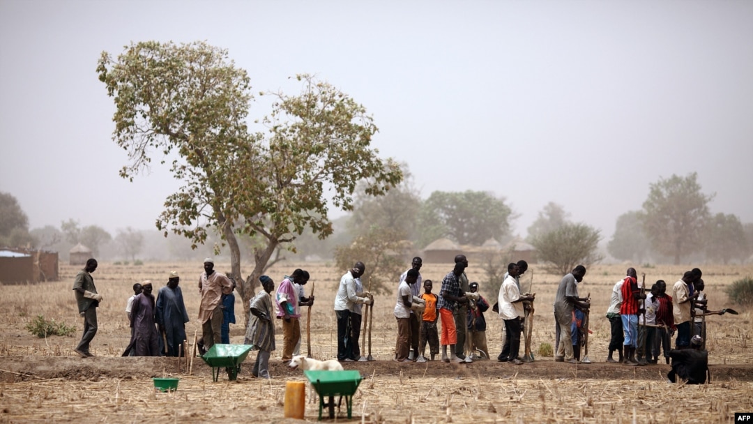 Aha ni muri Burkina Fasso, aba bantu bagendaga ku kara kubera amapfa yatewe n'izuba ryinshi