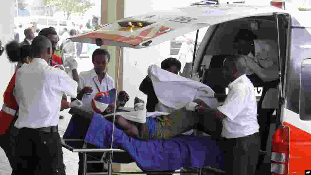 Un blessé, entouré des médecins et du personnel soignant, est transporté sur un civière après qu'une ambulance l'a amené à l'Hôpital national Kenyatta de Nairobi, au Kenya, Mardi 7 Juillet 2015