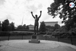 La Estatua de Rocky Balboa es de las atracciones más populares de Filadelfia. Creada para una escena de la película Rocky III, la escultura representa al personaje ficticio protagonizado por Sylvester Stallone. [Foto del martes 26 de mayo de 2020]