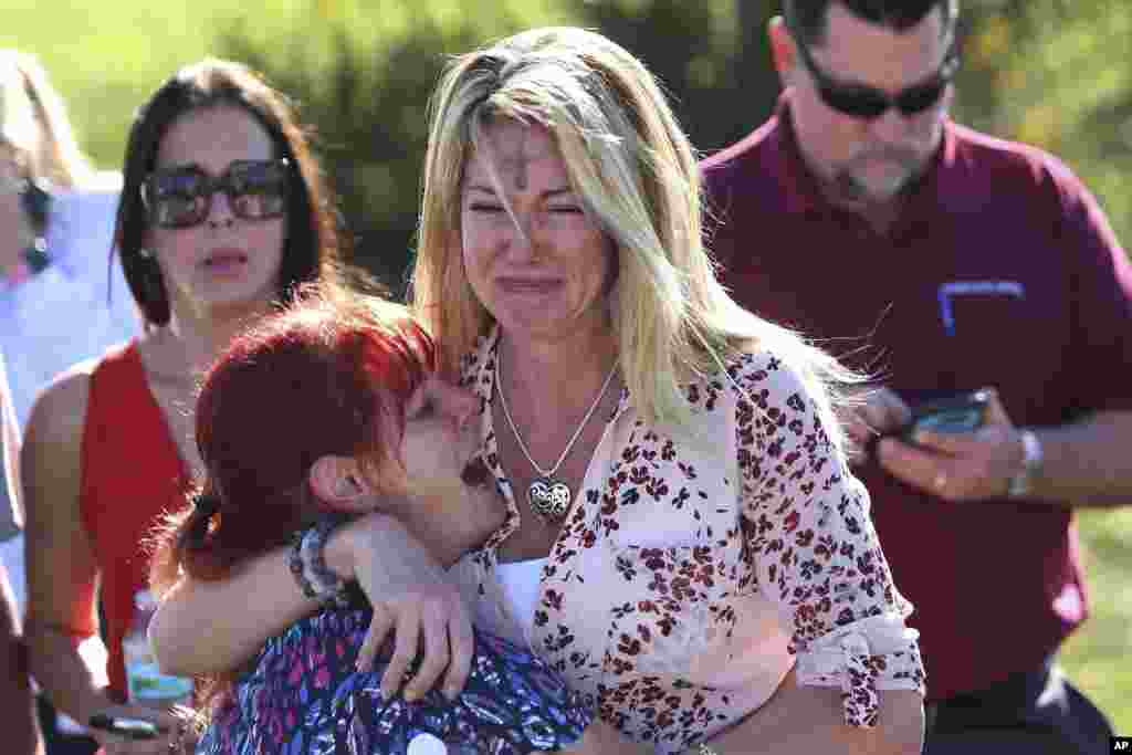 Des parents d&rsquo;élèves attendent des nouvelles de leurs proches au lycée Marjory Stoneman Douglas de Parkland, Floride, le 14 février 2018