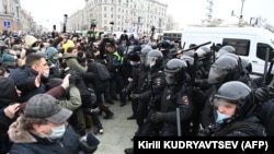 Les manifestants affrontent la police anti-émeute lors d'un rassemblement de soutien au leader de l'opposition emprisonné Alexei Navalny dans le centre de Moscou le 23 janvier 2021.