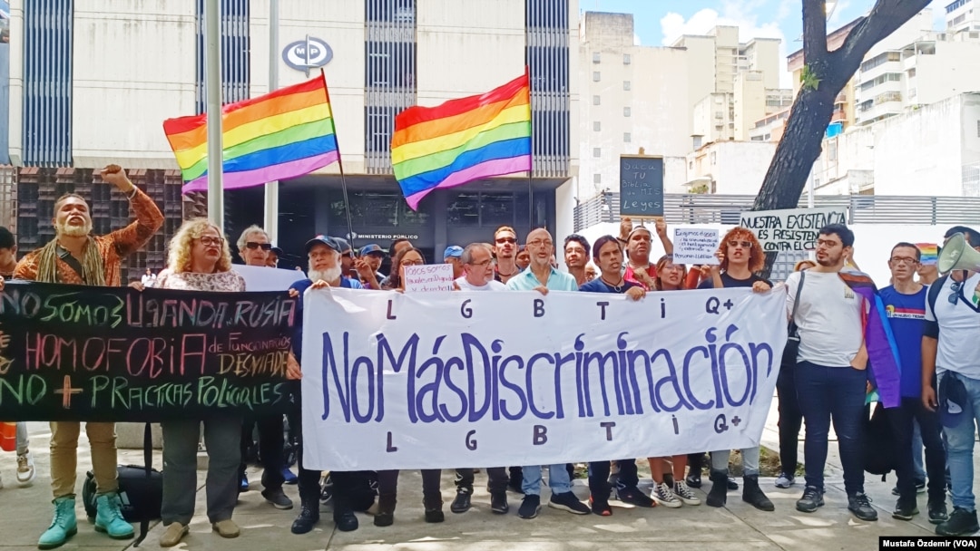 “Latin Amerika’da LGBT Cinayetleri” adlı araştırmaya göre geçen yıl öldürülen bireylerin 146’sı trans kadın, 10’u trans erkek, 129’u eşcinsel erkek, 31’i lezbiyen kadın, 24’ü biseksüel erkek ve üçü biseksüel kadındı. 