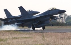 지난 2016년 1월 타이완 차이 공군기지에서 F-16 전투기 2대가 비상출격 훈련을 하고 있다.
