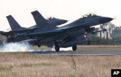 지난 2016년 1월 타이완 차이 공군기지에서 F-16 전투기 2대가 비상출격 훈련을 하고 있다.