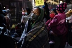 Migrantes centroamericanos en el cruce fronterizo de de San Isidro, Tijuana, en la frontera entre México y EE. UU. protestan para exigir al presidente Joe Biden acceso y asilo en Estados Unidos. Abril 24 de 2021.