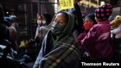 Migrantes centroamericanos protestan para exigir acceso y asilo en Estados Unidos al presidente de Estados Unidos, Joe Biden, en el paso fronterizo de San Ysidro en Tijuana.