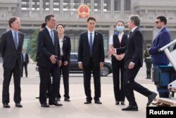 Menteri Luar Negeri AS Antony Blinken disambut oleh Yang Tao, Direktur Jenderal Departemen Urusan Amerika Utara dan Oseania Kementerian Luar Negeri, di Bandara Internasional Ibu Kota Beijing di Beijing, China, 25 April 2024. (Foto: via Reuters)