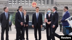 美国国务卿安东尼·布林肯（Antony Blinken）星期四（4月25日）下午搭机抵达北京。（媒体联访照片） 