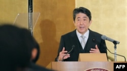 Perdana Menteri Jepang Shinzo Abe dalam konferensi pers tahun barunya di Ise, Prefektur Mie seusai mengunjungi kuil Grand Ise, 4 Januari 2019.