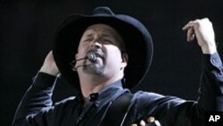 Garth Brooks está trabajando en su nuevo álbum que saldrán al mercado en breve.