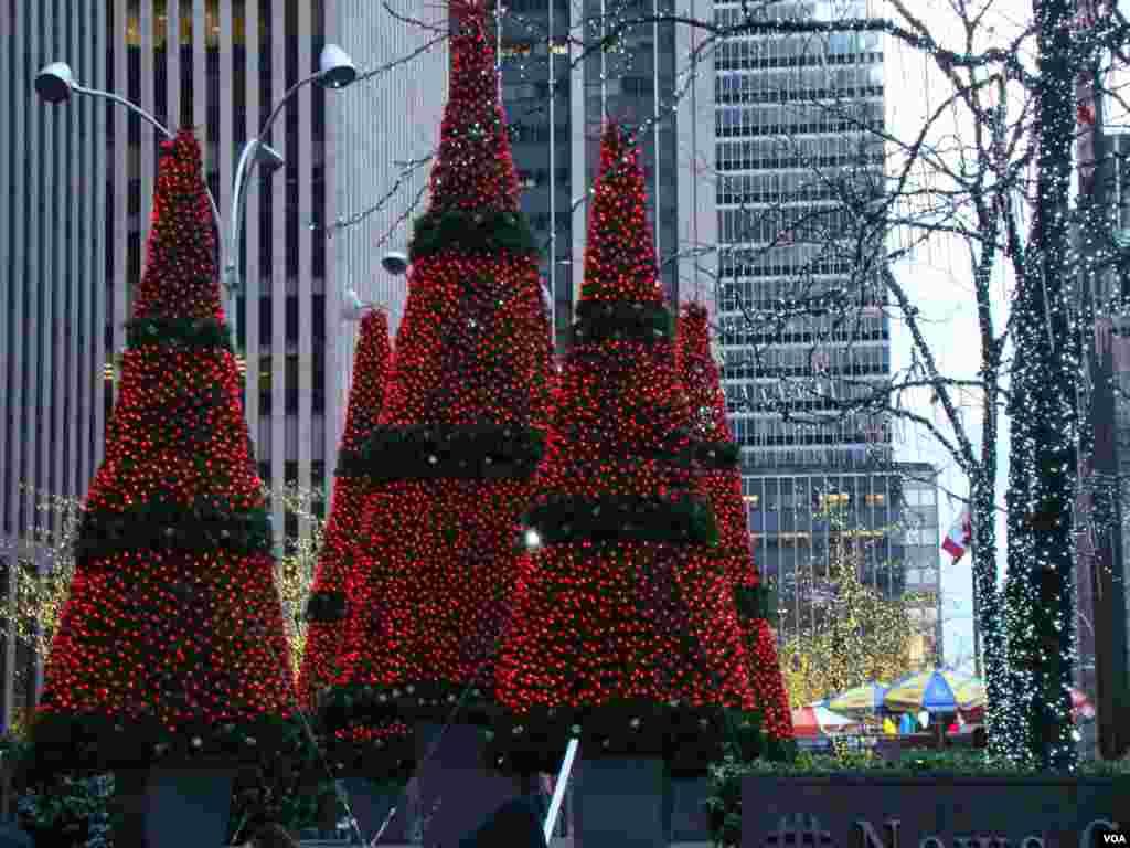 洛克菲勒中心前的巨型圣诞装饰