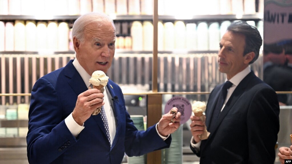 美国总统拜登2024年2月26日在光顾纽约市一家冰激淋店时回答了记者有关以哈停火谈判的提问。（法新社）(photo:VOA)