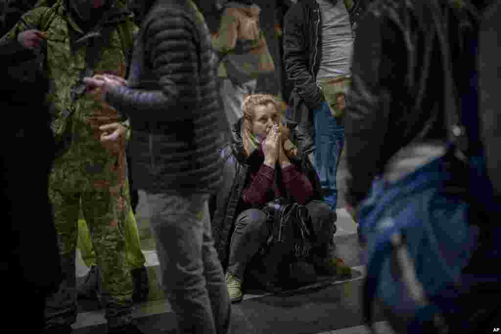 Una mujer reacciona mientras espera por un tren para marcharse de Kiev, Ucrania, el 24 de febrero de 2022.&nbsp;