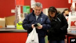 El reporte muestra que las compras de los consumidores aumentaron en un 2.5 por ciento anual en promedio. 