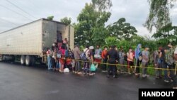 Migran sa yo tap vwayaje nan direksyon Etazuni andedan yon gwo kamyon anvan otorite Guatemala te dekouvri yo. (Foto: Polis Nasyonal Sivil Guatemala)