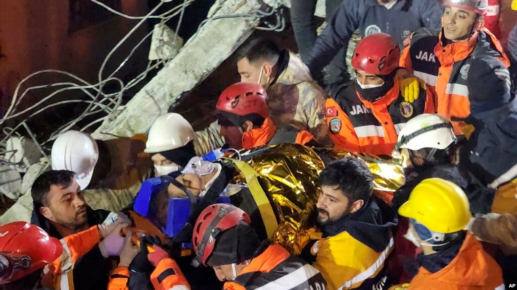 Nhân viên cứu hộ đã đưa người sống sót ra khỏi đống đổ nát trong trận động đất ở Thổ Nhĩ Kỳ.