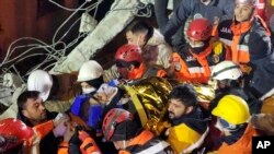 Nhân viên cứu hộ đã đưa người sống sót ra khỏi đống đổ nát trong trận động đất ở Thổ Nhĩ Kỳ.