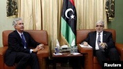 20일 리비아를 방문한 윌리엄 번스 미 국무부 부장관과 무스타파 아부 샤구르 리비아 총리.