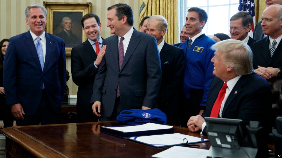 Presiden AS Donald Trump dalam upacara penandatanganan UU pendanaan NASA di Gedung Putih, yang dihadiri oleh sekelompok legislator dari kedua partai, Selasa (21/3).