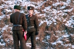 지난 2013년 12월 눈이 내린 신의주 압록강변에서 북한군 병사들이 경계근무를 서고 있다.