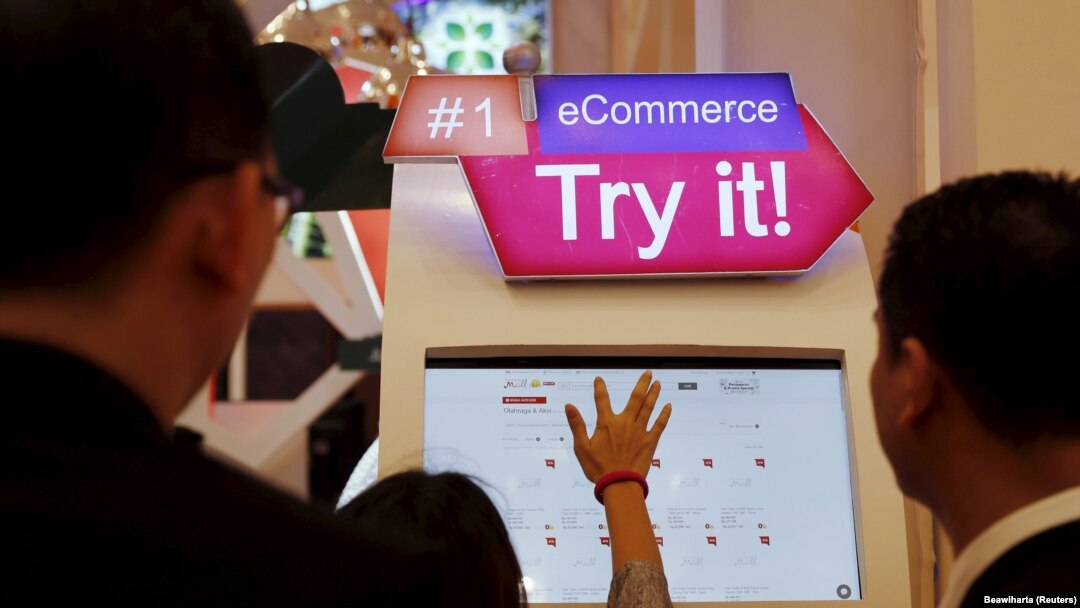 Seorang perempuan menggunakan layar sentuh untuk mengakses aplikasi perdagangan saat Indonesia E-Commerce Summit & Expo di distrik Serpong, 27 April 2016. (Foto: REUTERS/Beawiharta)