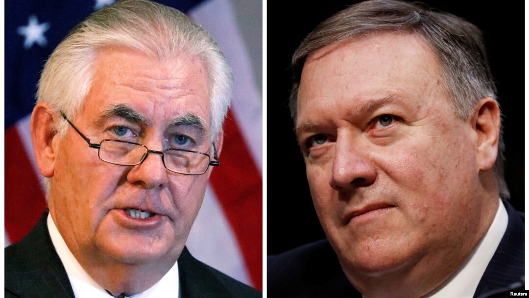 Menlu AS yang baru dipecat, Rex Tillerson (kiri) dan penggantinya, Direktur CIA Mike Pompeo. 