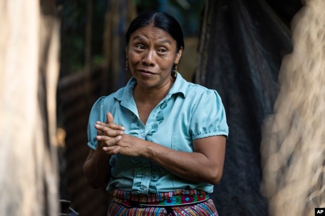 ARCHIVO - Thelma Cabrera, aspirante a la presidencia del partido Movimiento para la Liberación del Pueblo, MLP, habla durante una entrevista en su casa en El Asintal, Guatemala, el 13 de marzo de 2023. (Foto AP/Moisés Castillo, Archivo)