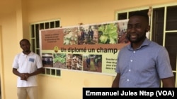 Deux bénéficiaires de l’association "un diplôme, un champ" devant le siège à Yaoundé, le 15 mai 2020. (VOA/Emmanuel Jules Ntap)