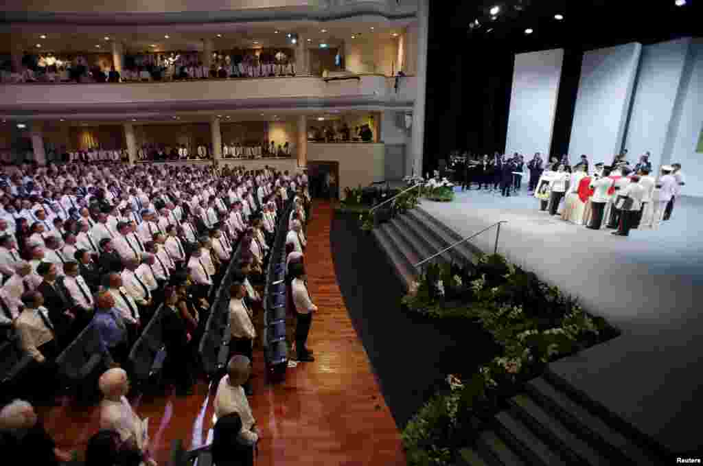 People attend the funeral of Singapore&#39;s former leader Lee Kuan Yew at the University Cultural Center at the National University of Singapore, March 29, 2015.