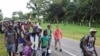 Migrantes y solicitantes de asilo de Centroamérica y el Caribe caminan en una caravana que se dirige a la capital mexicana para solicitar asilo y estatus de refugiado, en una carretera en el estado de Chiapas, México, el 29 de agosto de 2021.