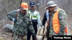 북한 모란봉악단이 지난 12일 북한으로 돌아가려고 중국 베이징의 호텔을 나서고 있다. 이들은 이날 베이징 국가대극원 공연을 몇 시간 앞두고 갑자기 공연을 취소한 것으로 알려졌다. 