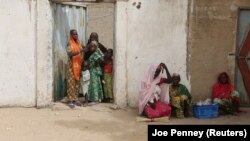 Des femmes du village Kerawa se tiennent devant les portes de leurs maisons, près de la frontière avec le Nigeria, au Cameroun, 16 mars 2016. 