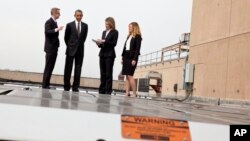 El presidente Barack Obama recorre los paneles solares dispuestos en el techo del departamento de Energía.