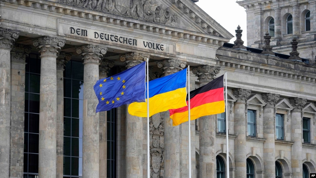 Флаги ЕС, Украины и Германии на фоне Рейхстага в Берлине, 11 июня 2024 года (AP Photo/Markus Schreiber)