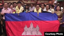 Lim Theanhok and science partner Poch Rothvichet were greeted by family and friends at Phnom Penh international airport on 25 June 2015. (Courtesy photo of Lim Theanhok)