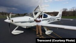 Le Nigérian Ademola "Lola" Odujinrin devant son avion, le 7 mai 2016.