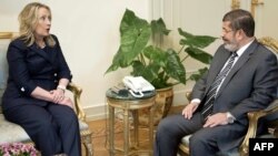 Sekretarka Klinton u razgovoru sa predsednikom Morsijem