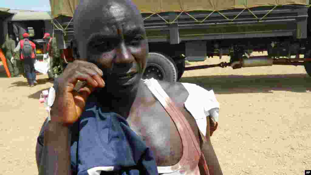 Un des blessés de l’attaque d’hommes armés, téléphone à l’oreille, quitte l'Hôpital national Kenyatta de Nairobi, au Kenya, après avoir reçu des soins médicaux, à Mandera, au Kenya, le mardi 7 juillet 2015.