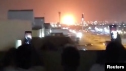 资料照片：在沙特阿拉伯利雅得，紧邻石油公司沙特阿美(Aramco)的一处地点遭遇袭击，随后发生爆炸，火光冲天。(2026年3月18日)