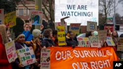 ARCHIVO - Activistas protestan frente a la Corte Internacional de Justicia, en La Haya, Países Bajos, durante audiencias sobre lo que los países están legalmente obligados a hacer para combatir el cambio climático y ayudar a naciones vulnerables, el 2 de diciembre de 2024.