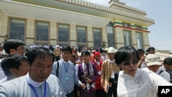 Pro-democracy leader Aung San Suu Kyi (C) walks after a parliament session in the lower house of parliament, in Naypyitaw, Burma, May 2, 2012.