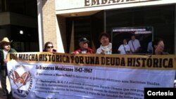 Exbraceros frente a la Embajad de México en Washington, donde pidieron salarios no cancelados. 