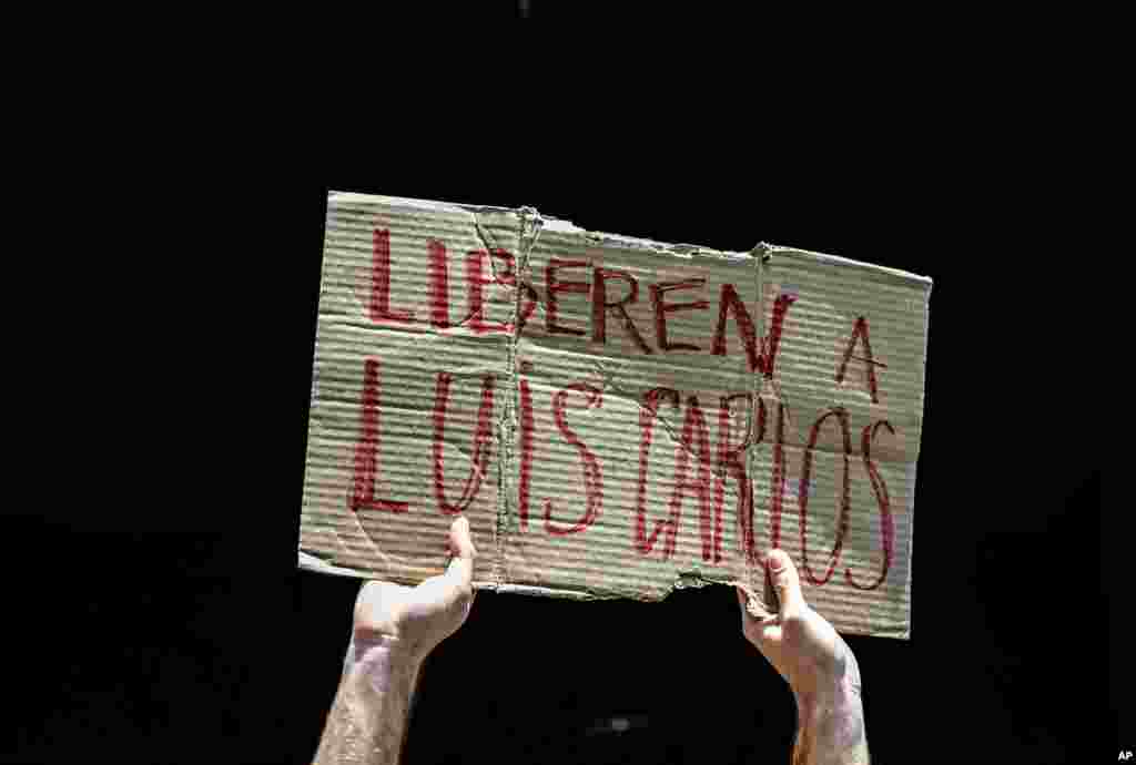 Un hombre sostiene una pancarta que dice &quot;Liberen a Luis Carlos&quot; durante una manifestación pidiendo la liberación del periodista venezolano Luis Carlos Díaz, afuera de la oficina del Fiscal Público en Caracas el 12 de marzo de 2019. Díaz fue arrestado por agentes de inteligencia que luego allanaron su residencia.&nbsp;