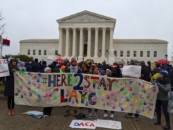 Soñadores se manifiestan durante la audiencia en la Corte Suprema de Washington, D.C., EE. UU., el 7 de julio de 2020.