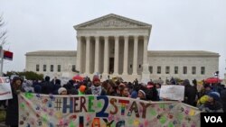 Personas beneficiadas con DACA se manifiestan frente a la Corte Suprema de Estados Unidos en Washington DC cuando fueron escuchados sus alegatos para evitar la cancelación del programa propuesto por el presidente Donald Trump.