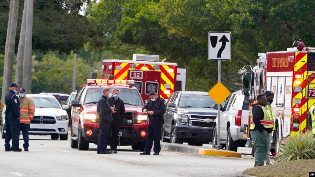 Para petugas penegak hukum menutup area tempat insiden penembakan yang melukai beberapa agen FBI saat menyampaikan perintah penggeledahan di Sunrise, Florida, Selasa, 2 Februari 2021. (Foto: AP) 